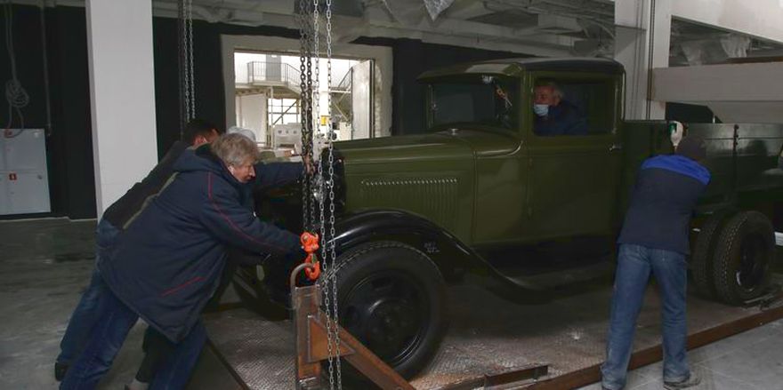перемещение легендарных автомобилей в Музей истории ГАЗ