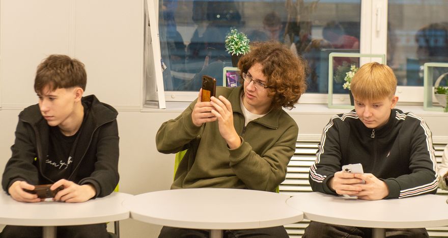 Мультимедийные презентации спикеров Горьковского автозавода увлекли ребят